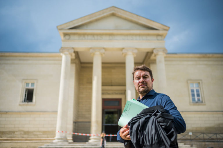 David larrat devant le palais de justice de Périgueux - Larrat Avocat